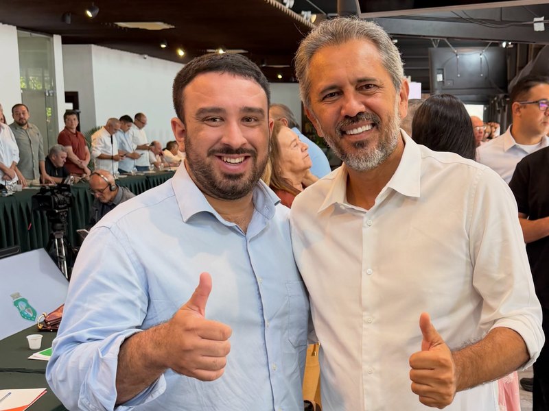 Antoniel Holanda e o governador Elmano de Freitas fazem sinal de positivo em evento