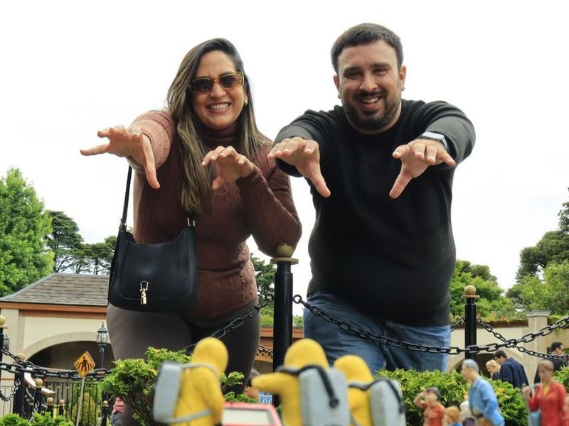 Antoniel Holanda e a primeira-dama Lorena sorriem em parque