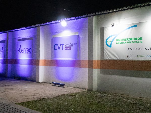 Fachada iluminada do CVT com a placa da Universidade Aberta do Brasil